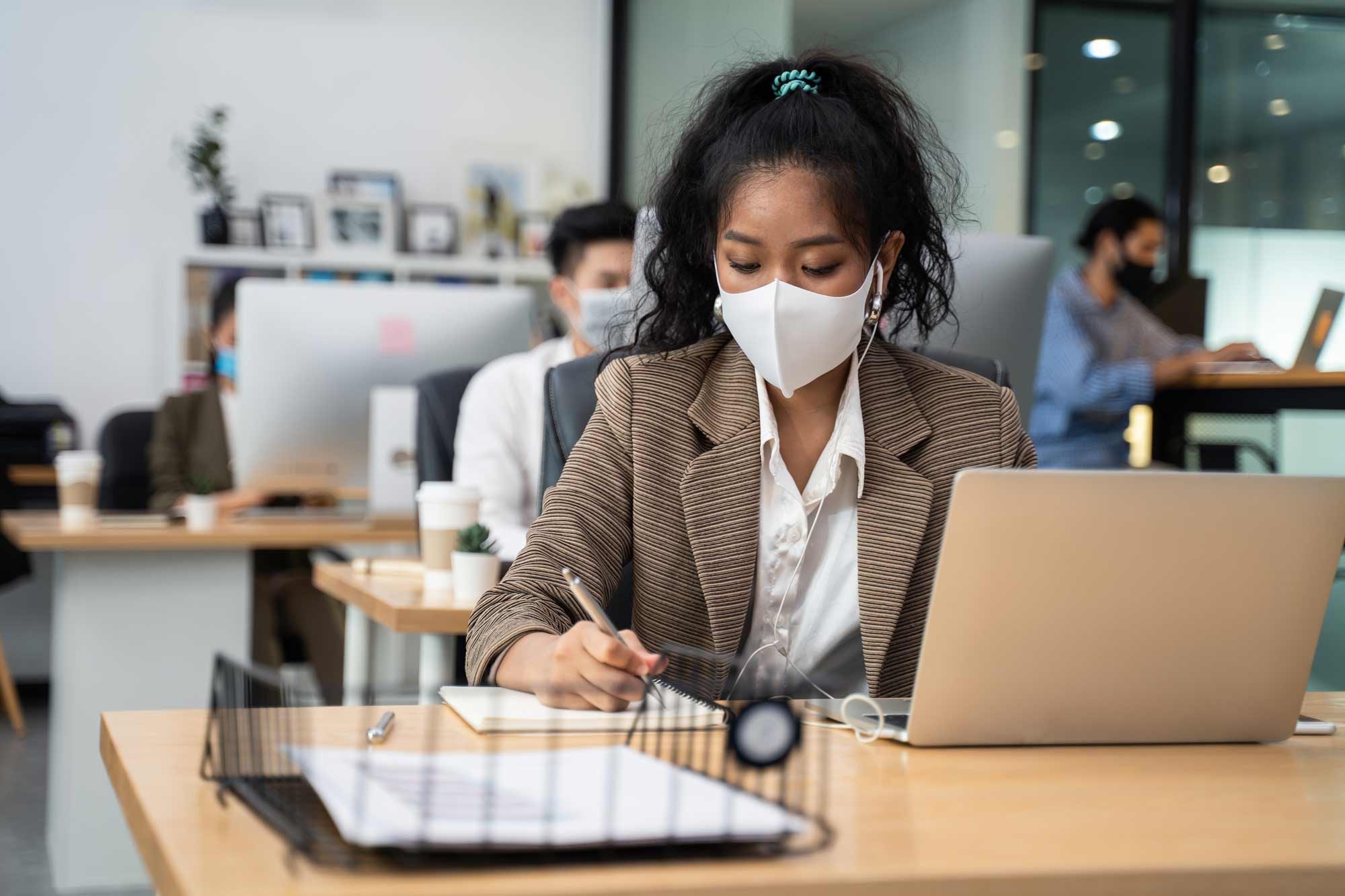 woman-wearing-mask-office